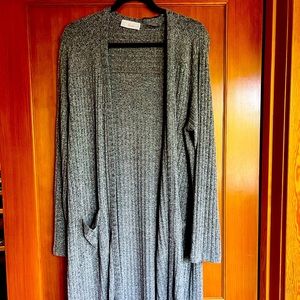 Long and stylish duster cardigan, pristine new condition, flattering!